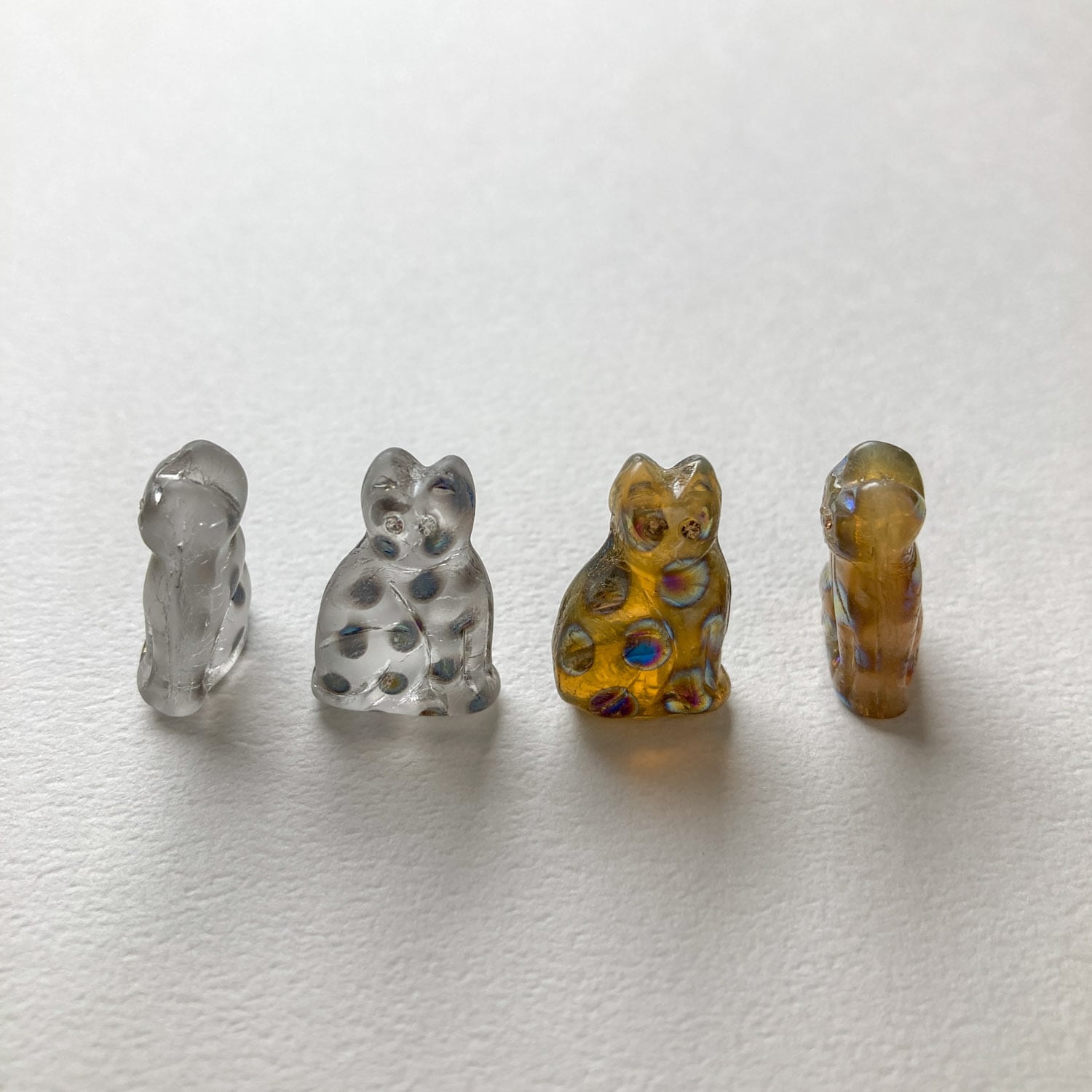 再入荷〉ビジューアイお座りねこチェコビーズ（メタリックドット