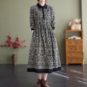 【送料無料】 ロングワンピ 4色 マキシ ゆったり 長袖 Vネック 襟付き Aライン フレア プルオーバー ボタン 薄手生地 可愛い 大人可愛い シンプル カジュアル コンサバ 上品 おしゃれ レトロ フェミニン ガーリー 花柄 秋 レディース 女性用 ママ 30代 40代 お出かけ 女子会 お呼ばれ 休日 お茶会 授業参観 着回し 普段使い ファッション コーデ スタイル 楽ちん 体型カバー 美脚 脚長 定番 着痩せ 垢抜け ママ服 マタニティ くすみカラー 秋カラー ニュアンスカラー