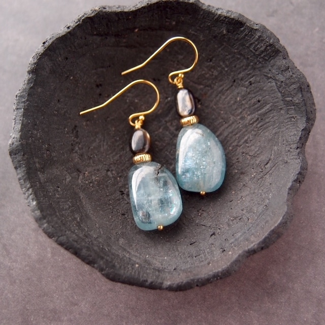 【K14gf】Big Kyanite × Sapphire Earrings／スカイブルーカイヤナイト（Tumble）