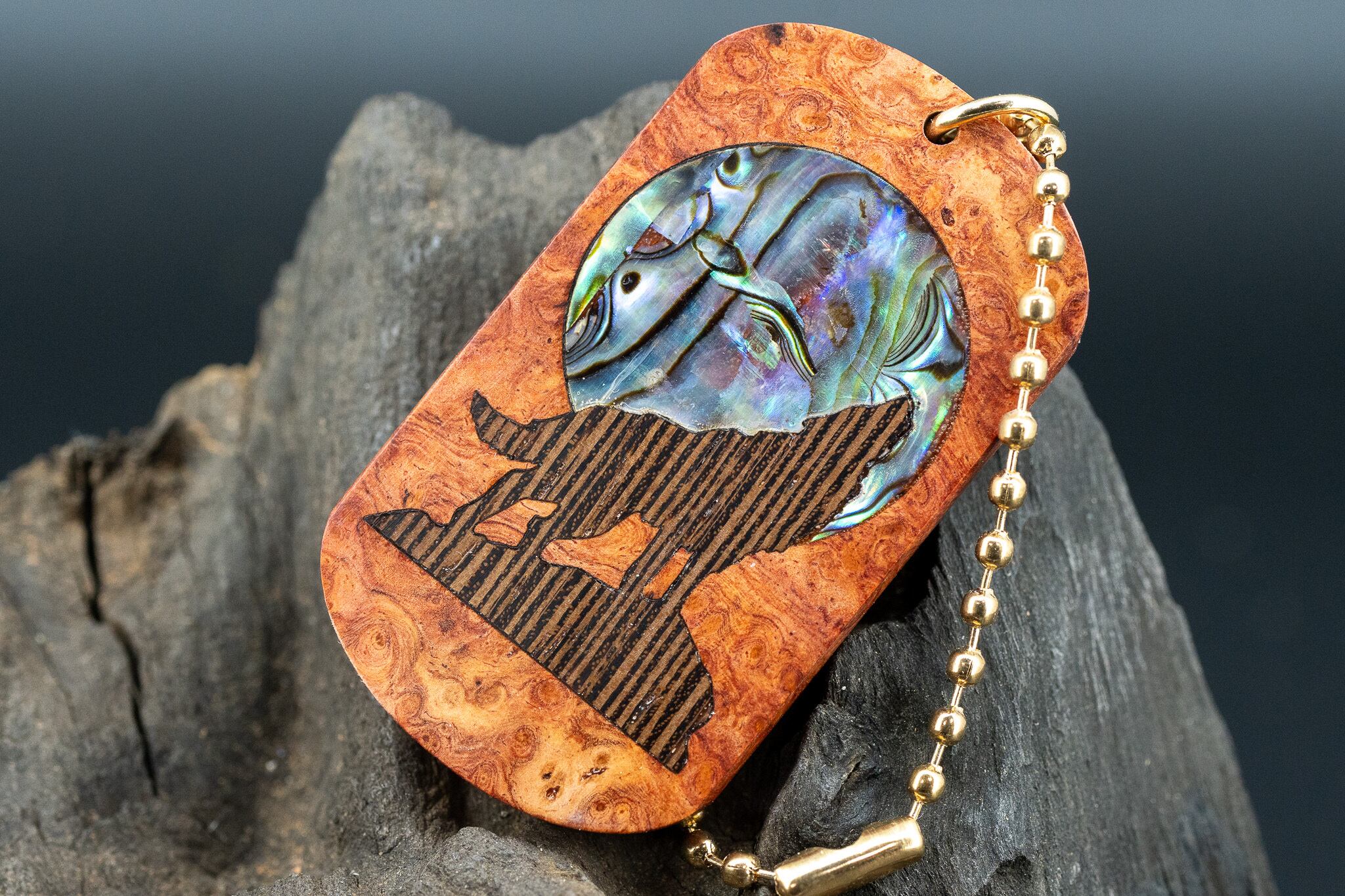 【朱色の銘木】 本花梨瘤 ドッグタグ 象嵌 月と狼