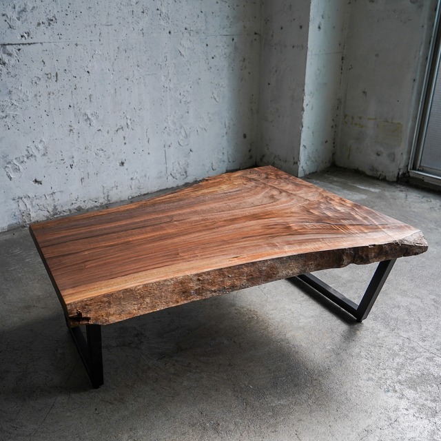 ウォルナットの一枚板 ローテーブル