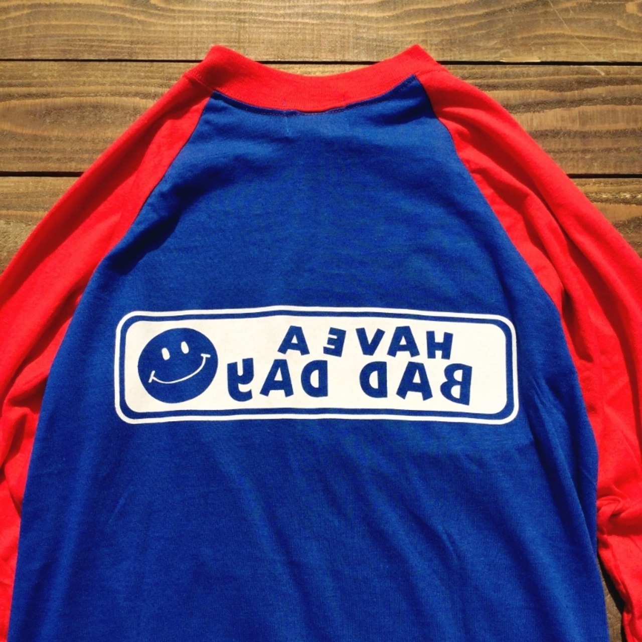 【LOST AND FOUND】"HAVE A HAPPY DAY" Vintage Raglan T-shirt (BLUE × RED)