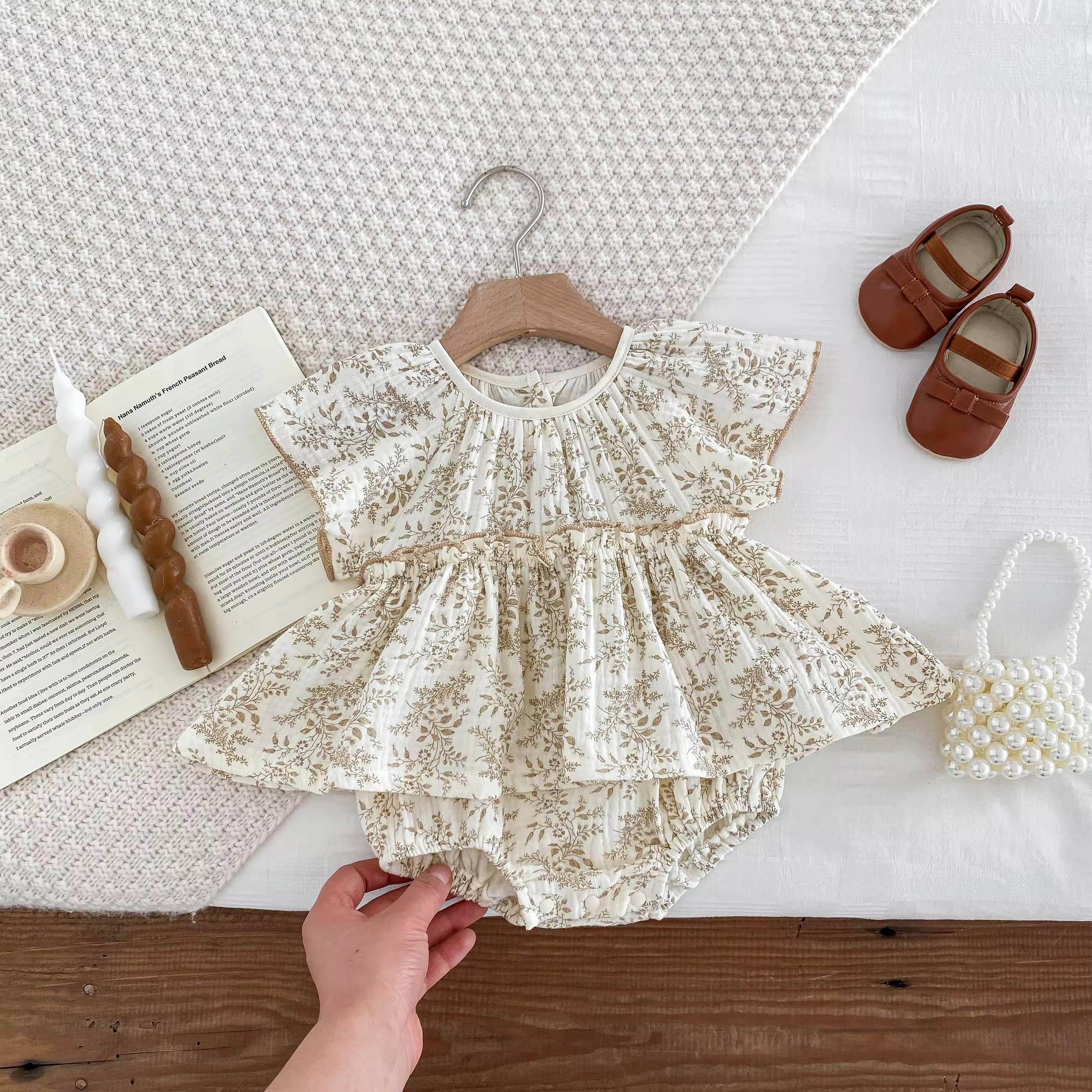 ベージュリーフガーゼロンパース