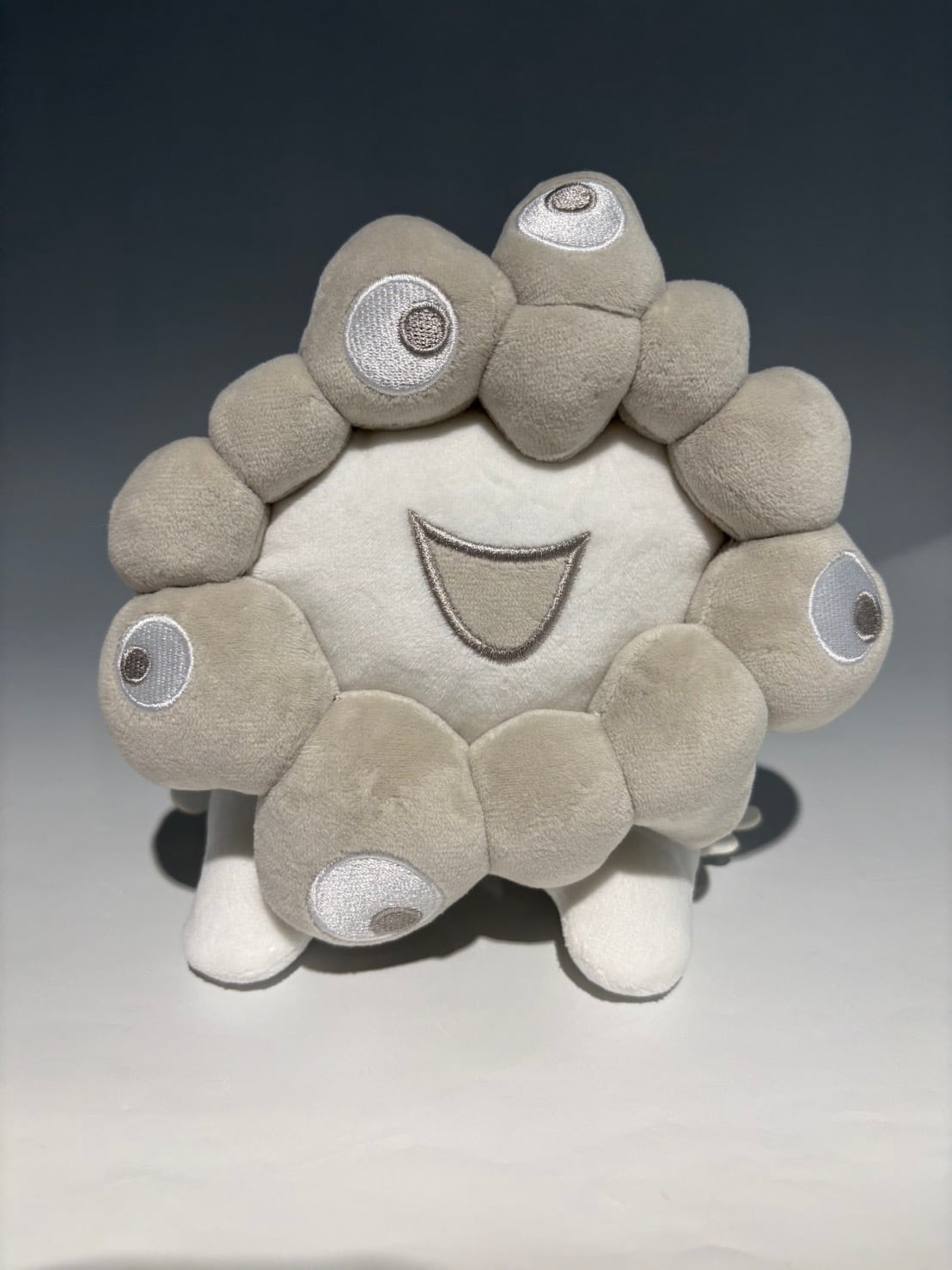 【新品】EXPO2025 ミャクミャク 這型ぬいぐるみ　 白Ｍ 第2次受注】EXPO2025 ミャクミャク 這型ぬいぐるみ(M) 白ミャクミャク