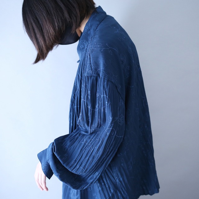 "刺繍" 蔦×花 motif pattern pleats design over wide silhouette shirt