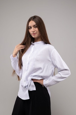 ウクライナ刺繍ヴィシヴァンカ グラージュ・ニジンカ（平行縫い）　シルク手刺繍　シャツ　麻　レディース・フリーサイズ