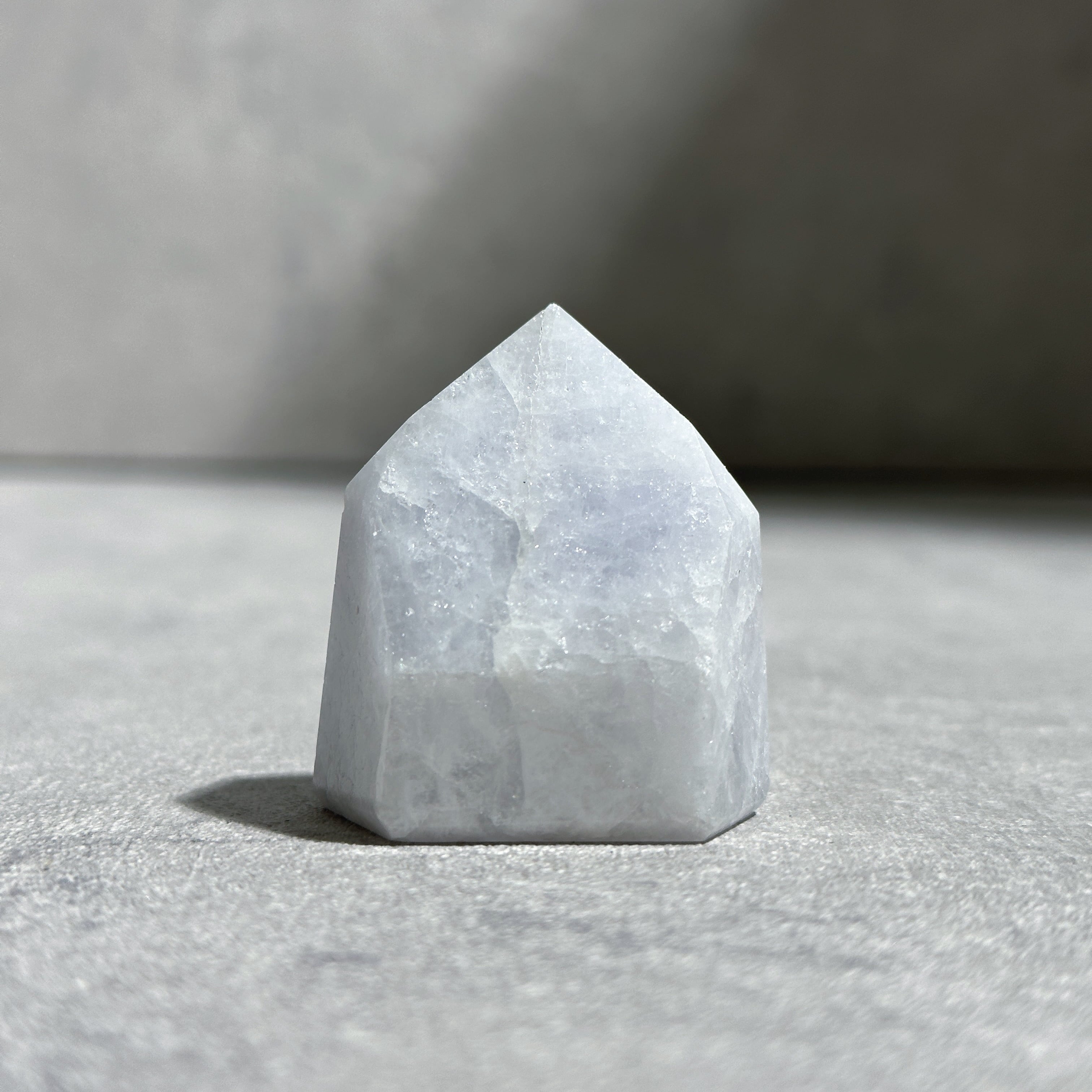 大玉 ゴールデンカルサイト丸玉 48.8mm(164.3g) /天然石・置物/（台座