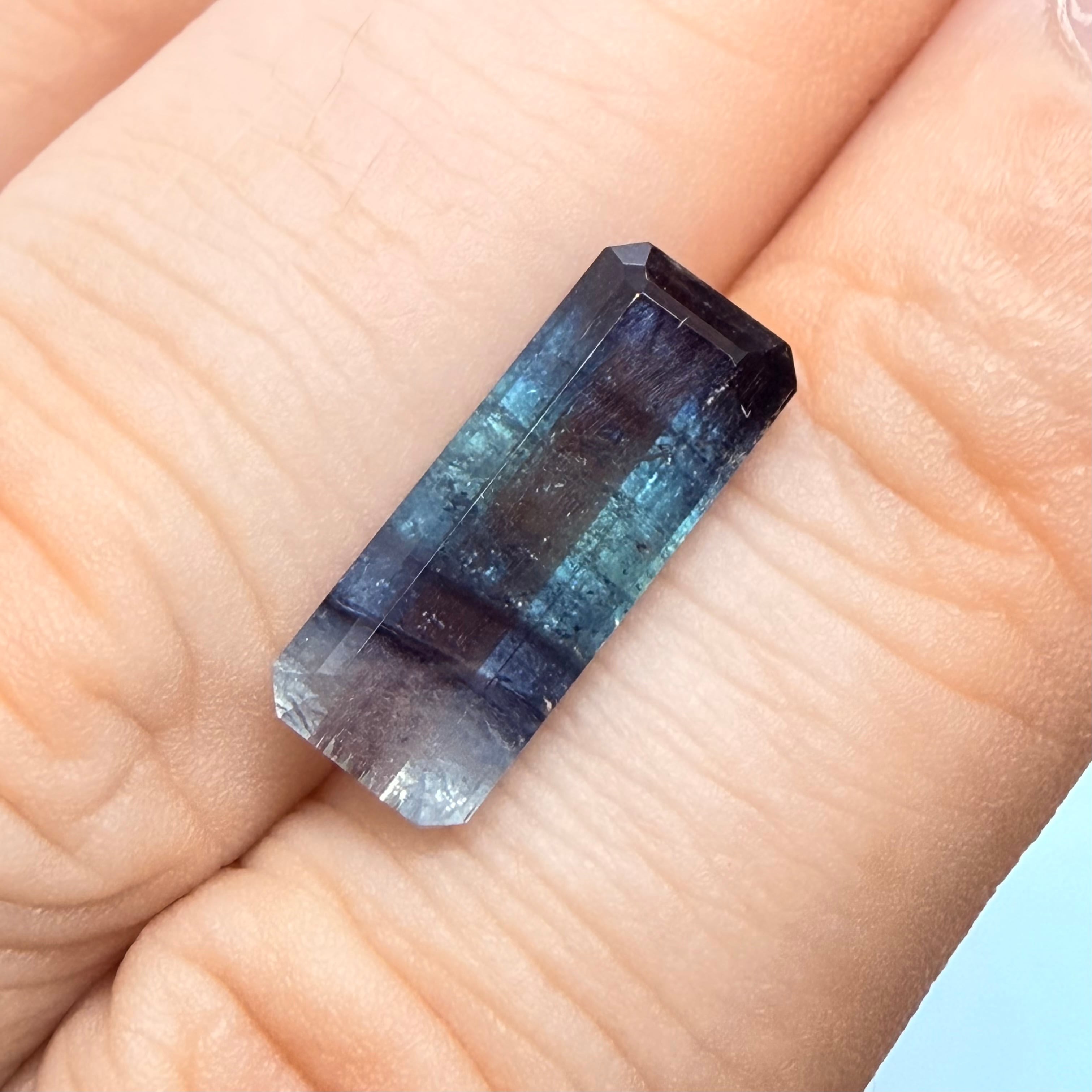 繊細なパーティカラーのトルマリン