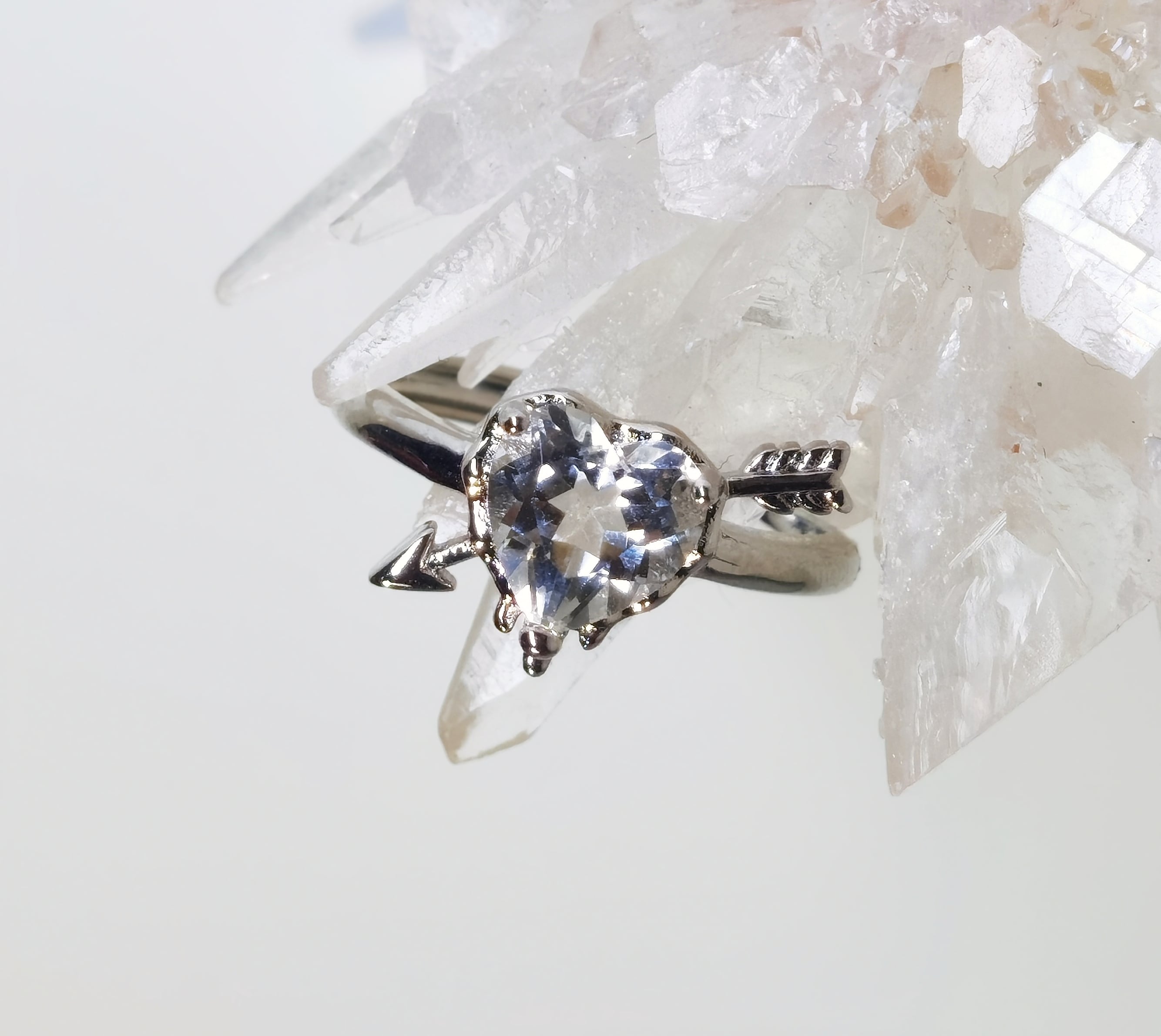 キューピッドの矢が射抜く透明な想い」天然クリア水晶 リング | 天然石