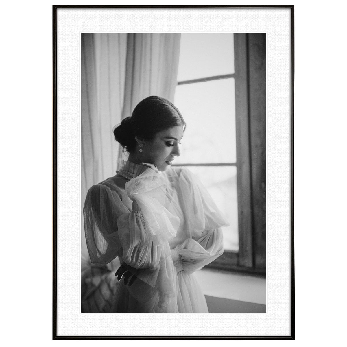 人物写真 窓際の白いドレスを着た女性 インテリアモノクロアートポスター額装 AS2239