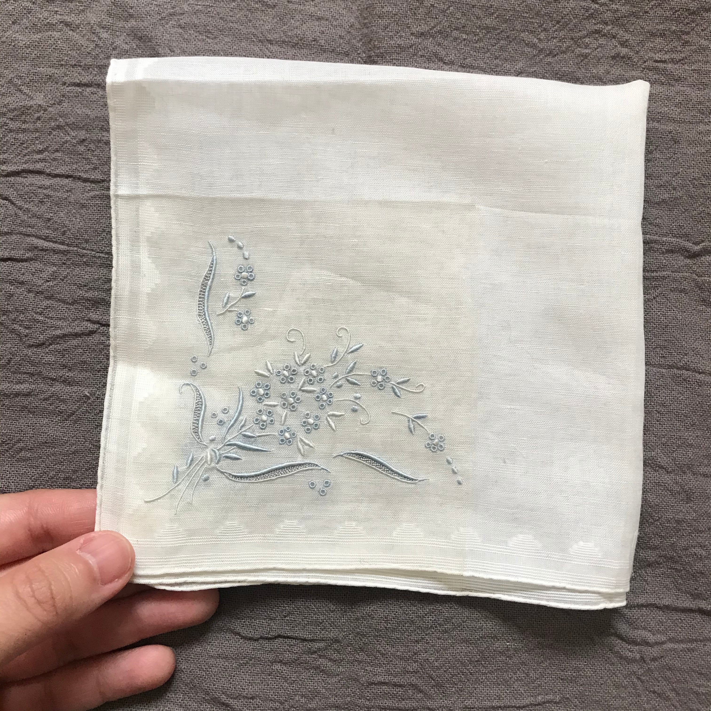 リースが刺繍された布 | tsuitachi craft&brocante