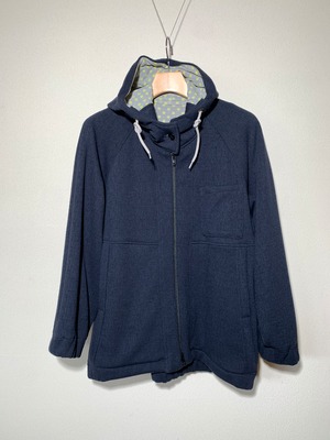 深い濃紺色フード付きジャケット