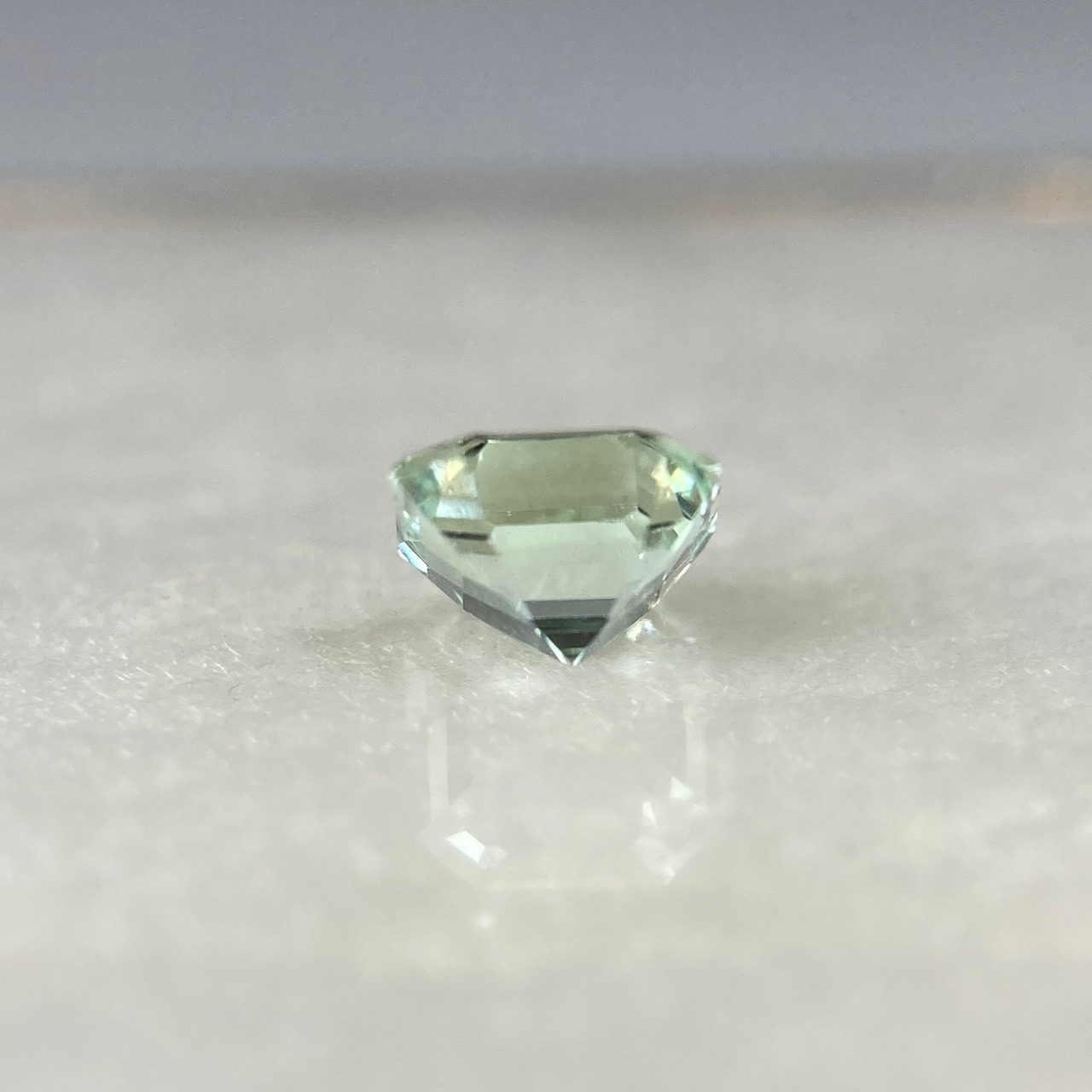 トルマリンの角砂糖  約3.9mm*3.8mm H2.5mm r-0418