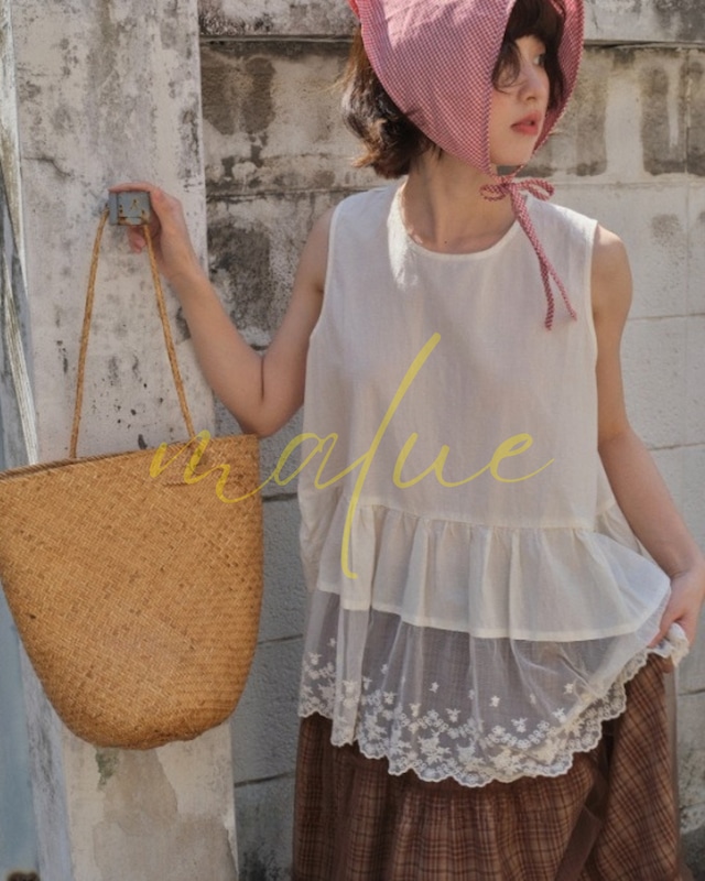 sleeveless blouse with a peplum lace hem M0077