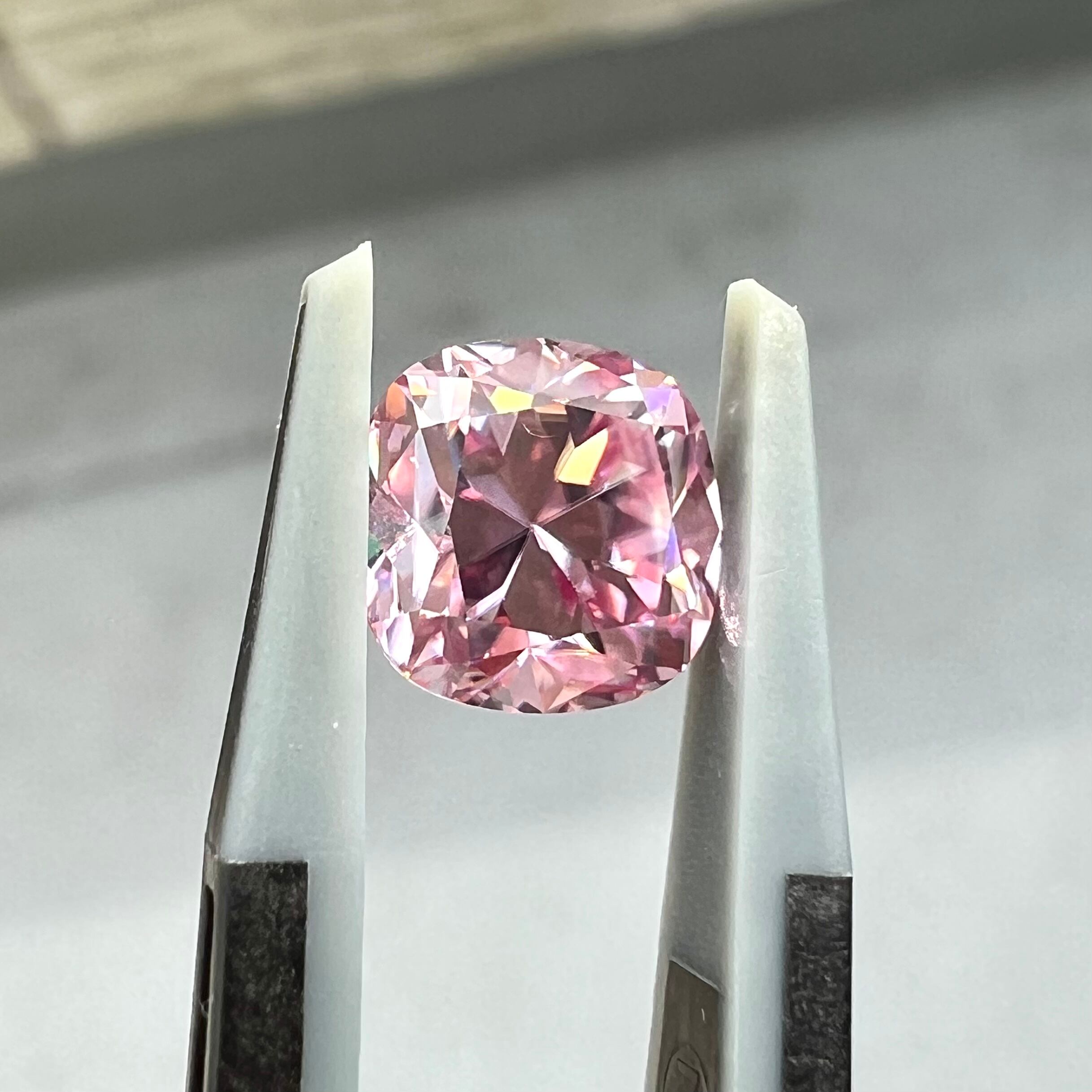 極細繊維クロス ピンクモアッサナイト クッションカット ルース