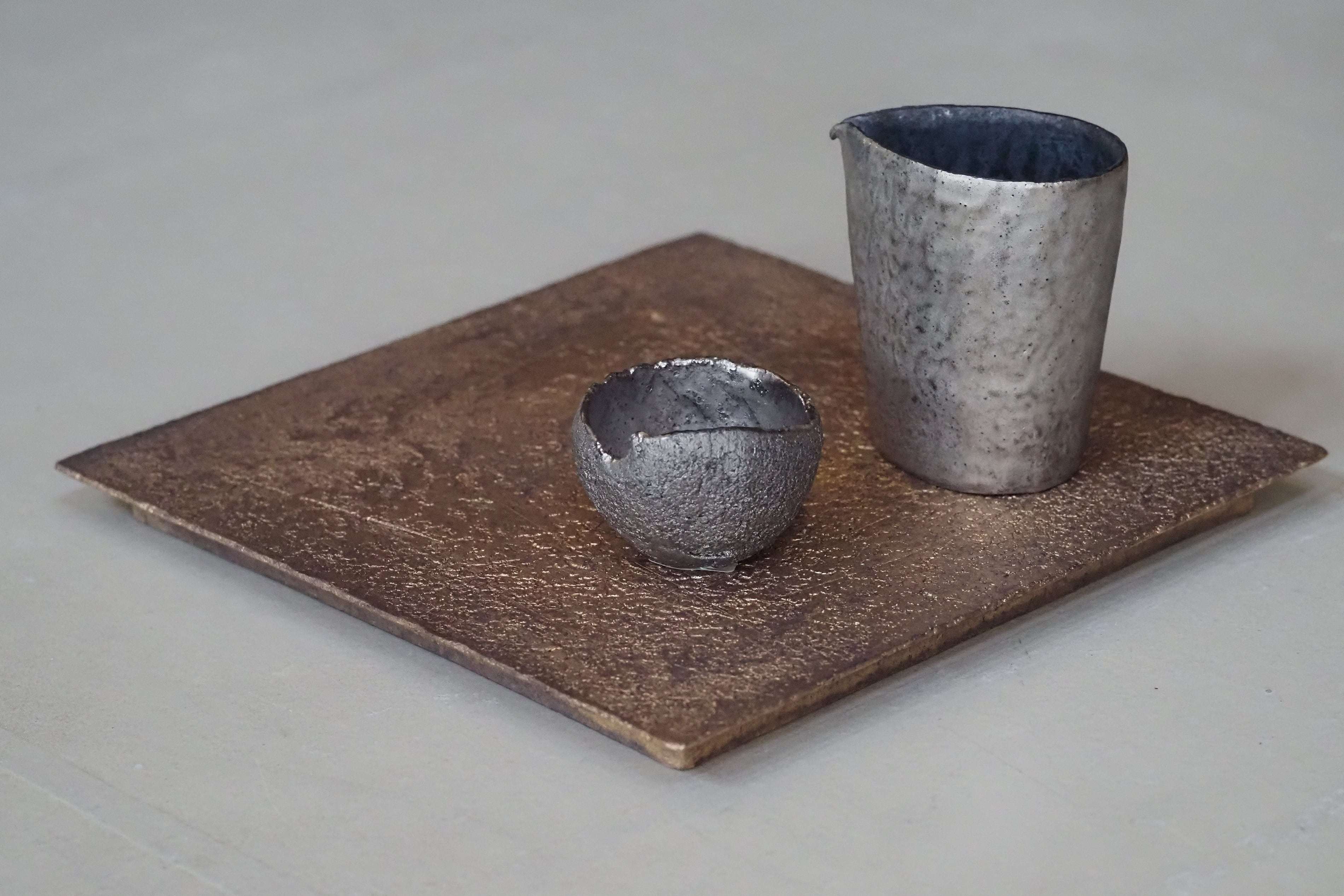 村上 躍 48. 金彩焼締角盤皿 | 陶屋なづな