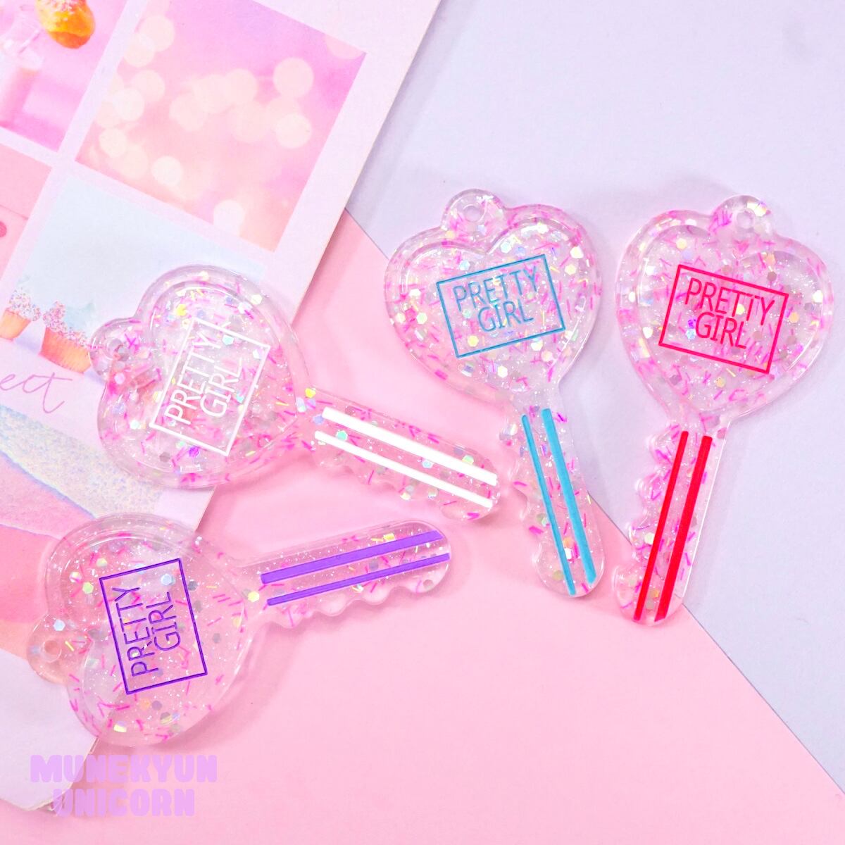 D563【1個/1pc】グリッターハート 鍵チャーム / Glitter Heart Key