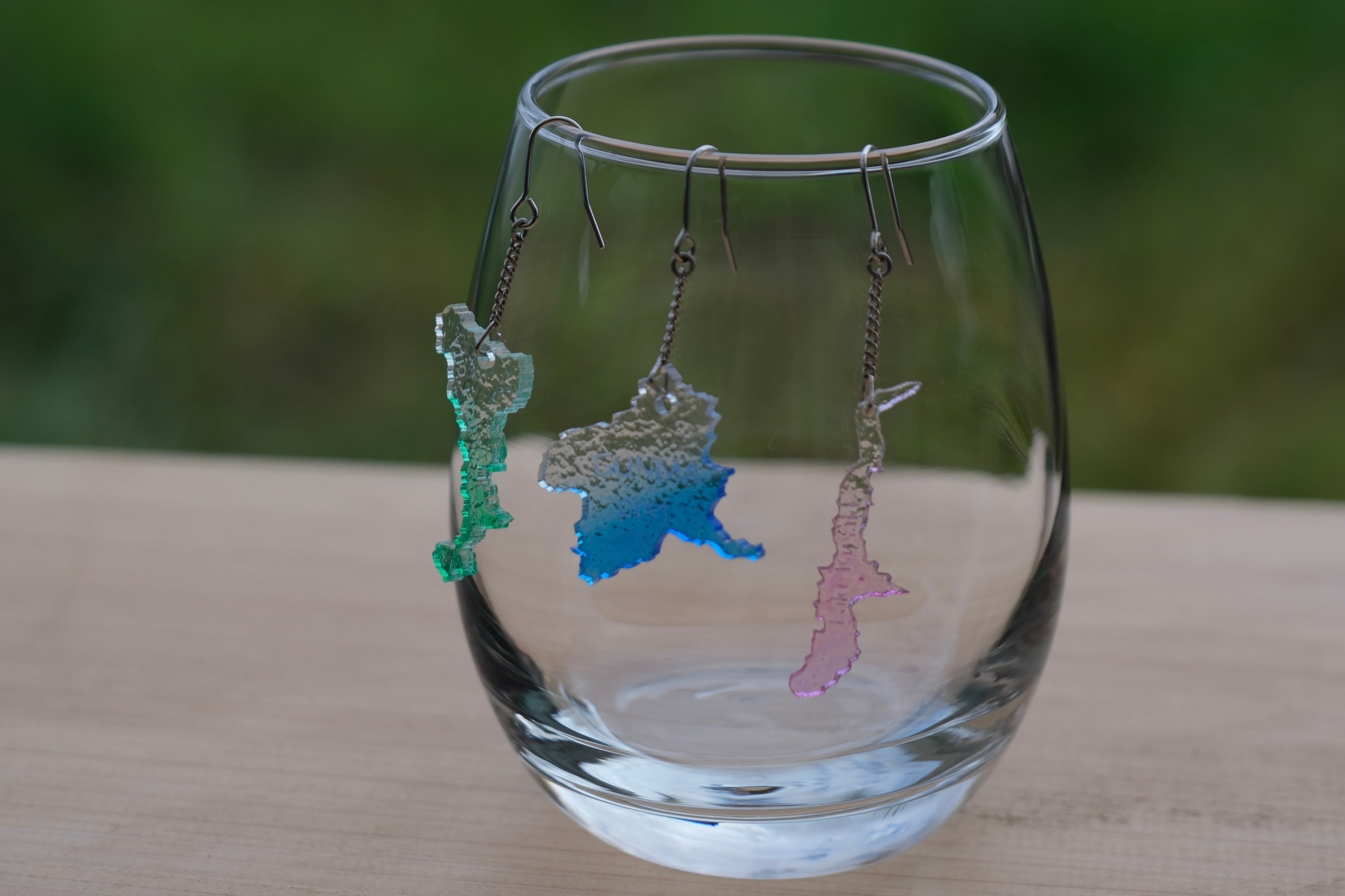 地域でかたどった、水面のような爽やかカラフルピアス【群馬県&みどり市&草木湖】