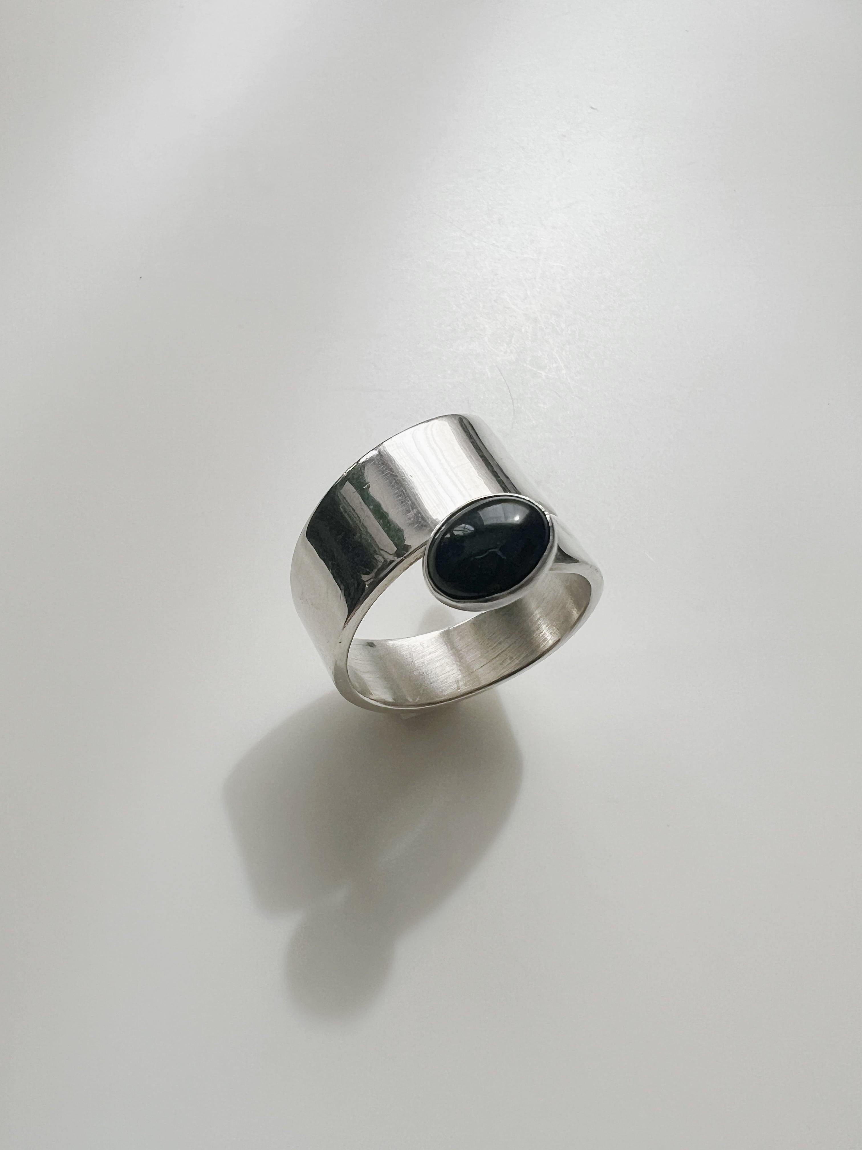 Siling Ring Onyx wrap ring | HUE9e. ヒューナイン