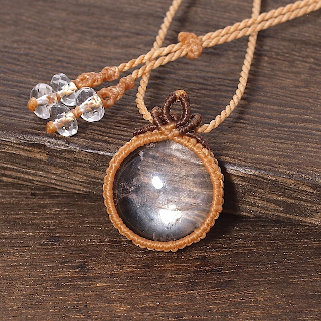 【一点物】水晶ラウンドルースを包んだマクラメネックレスNo.1