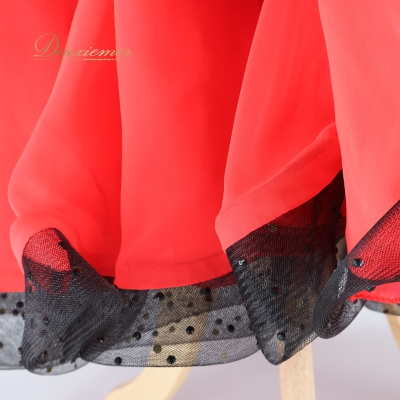 社交ダンス 衣装 ワンピース ドレス 赤 黒 パーティ 発表会 フリル レース ホースヘア ボリューム 伸縮 デモ 競技 ダンス ブラック系 レッド系 スカート ふんわり 大きな袖 女性用 エレガント おしゃれ パーティードレス ダンス衣装 フォーマル フリルスカート レディース