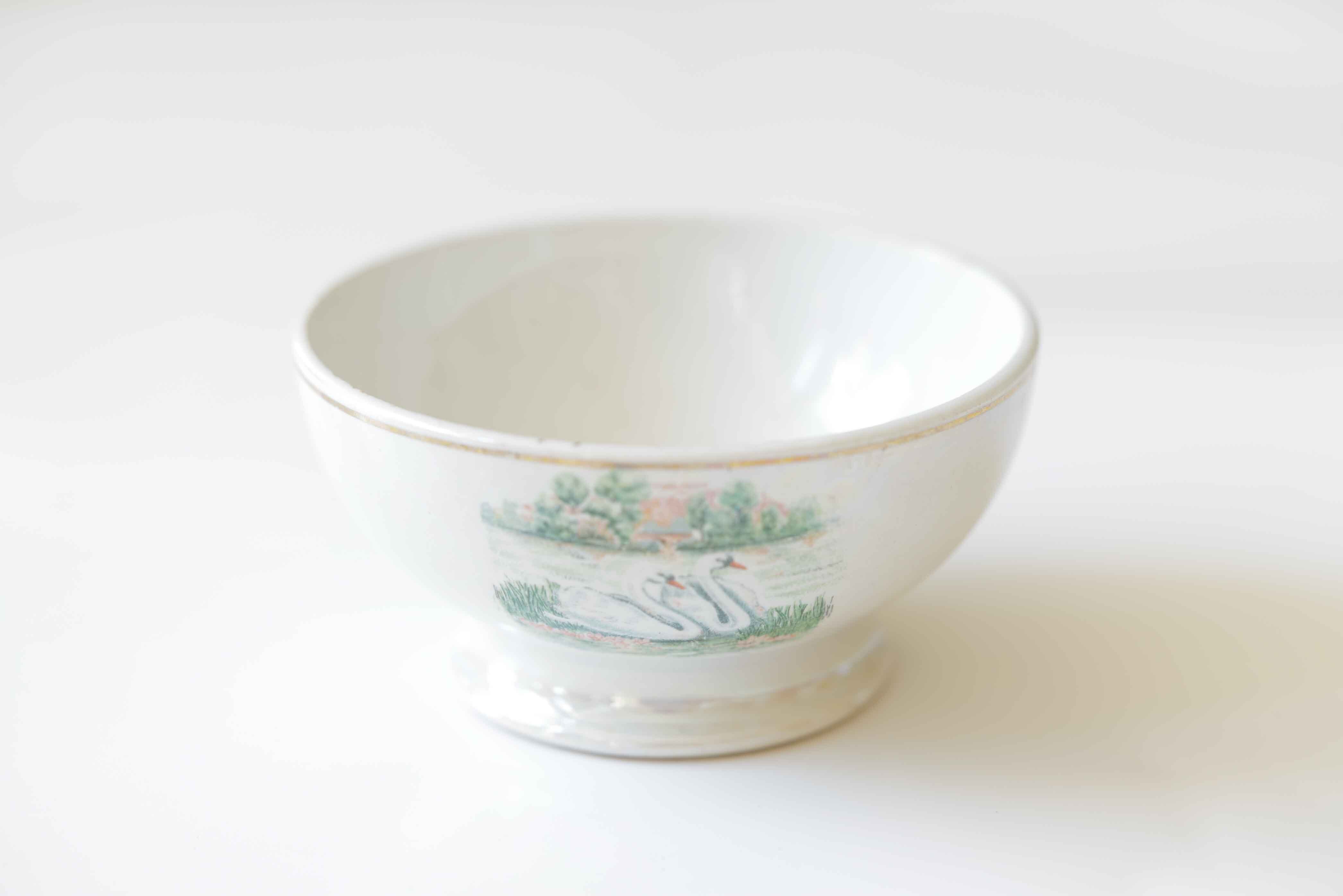 全体が虹色に輝いています。白鳥の絵柄と相まってエレガントな小降り似のカフェオレボウル