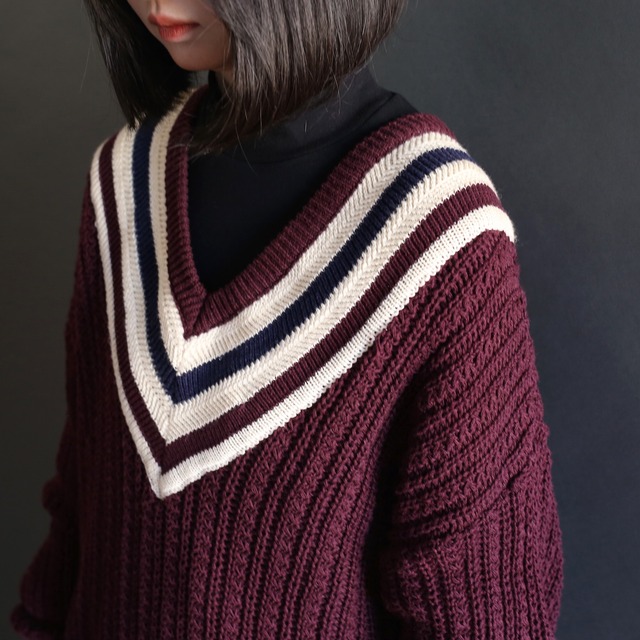 3-points line design loose silhouette v-neck knit sweater
