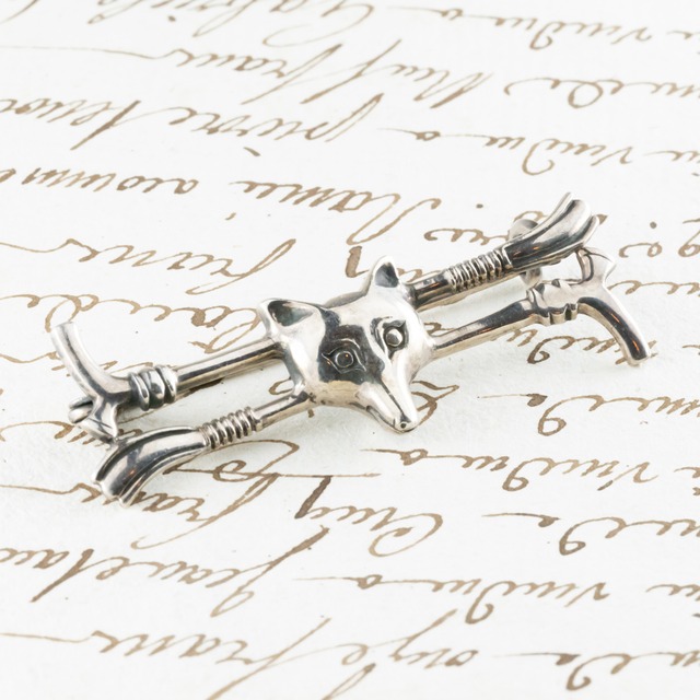 イギリス アンティーク Fox デザイン ブローチ SV925  1900初頭頃 スターリングシルバー キツネ 乗馬クロップ 鞭 ２本デザイン  DBR00105