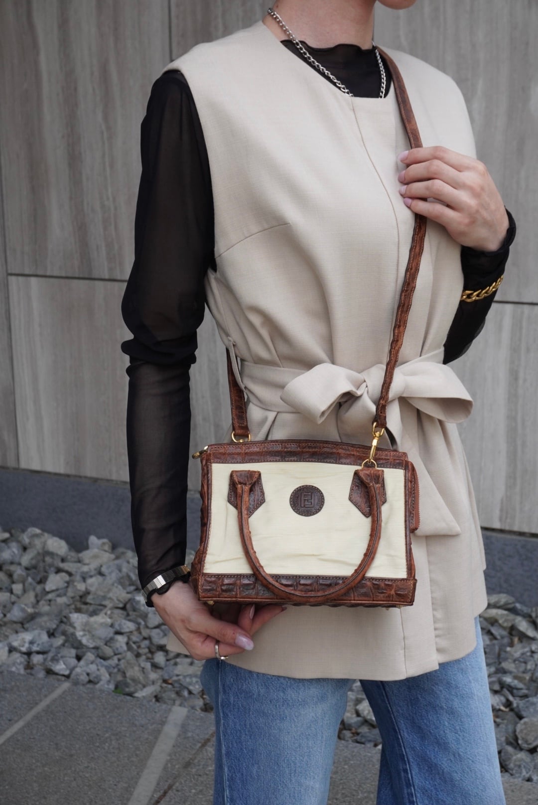 FENDI ベージュ キャンバス ショルダーバッグ FENDI フェンディ ショルダーバッグ ベージュ ロゴ レザー キャンバス
