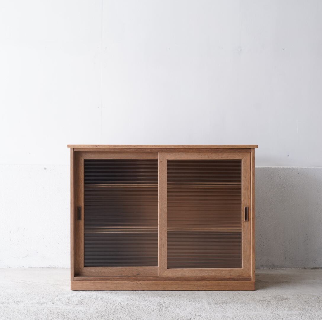 ガラス引き戸のキャビネット