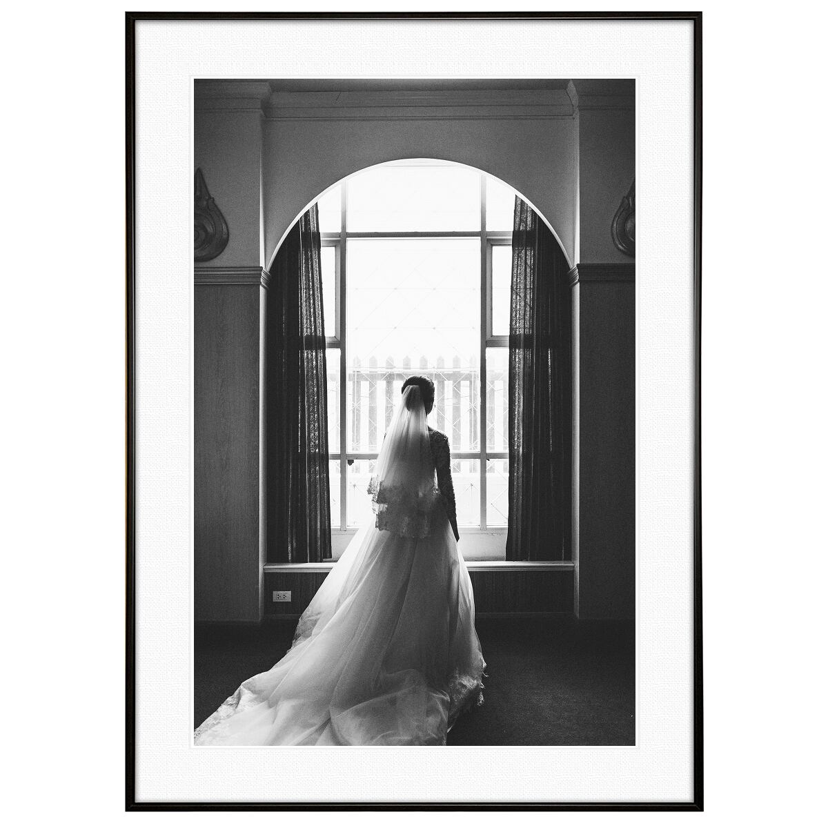 人物写真 窓の外を見るウェディングドレスを着た女性 インテリアアート モノクロポスター額装 AS3058
