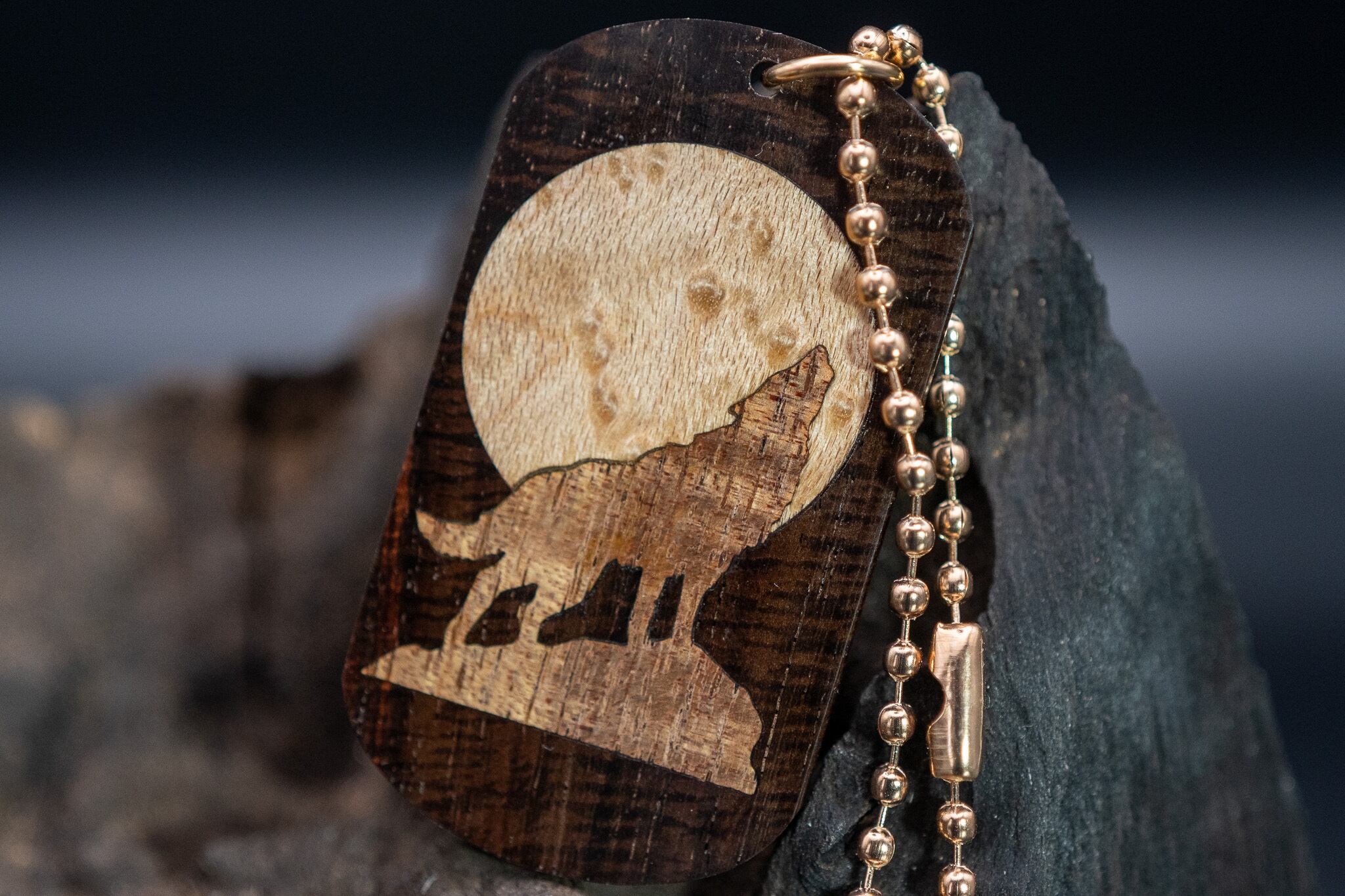 【21世紀最高峰の材】サイアミーズローズウッド マイクロカーリー ドッグタグ 象嵌 月と狼