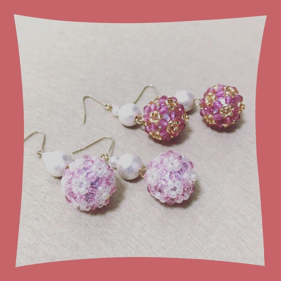 0065:スワロフスキー ピンクビーズボールとコットンパールの3連ピアス