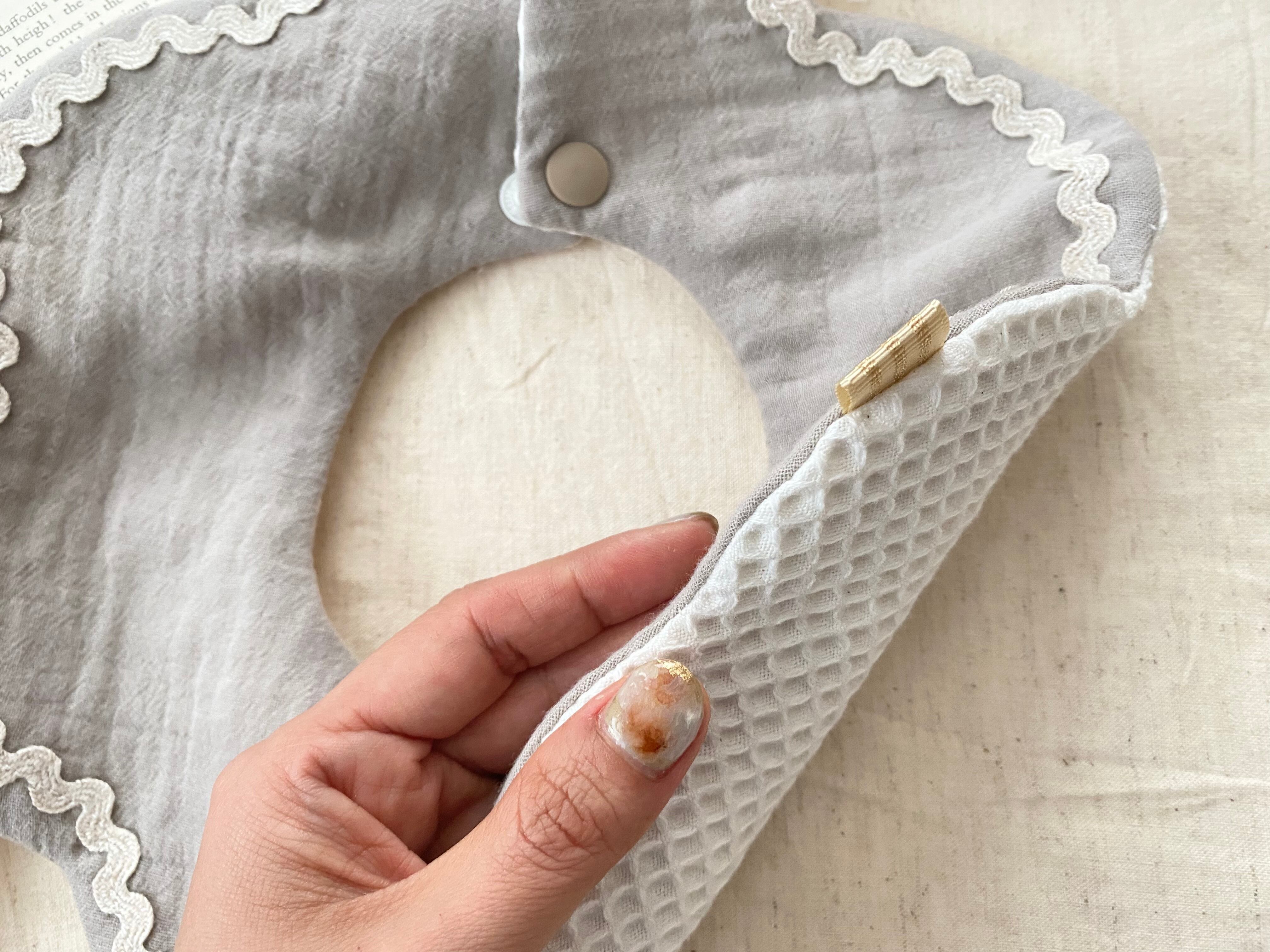 hello』刺繍のぐるりもくもくスタイ・ブラウン | 『ehe』