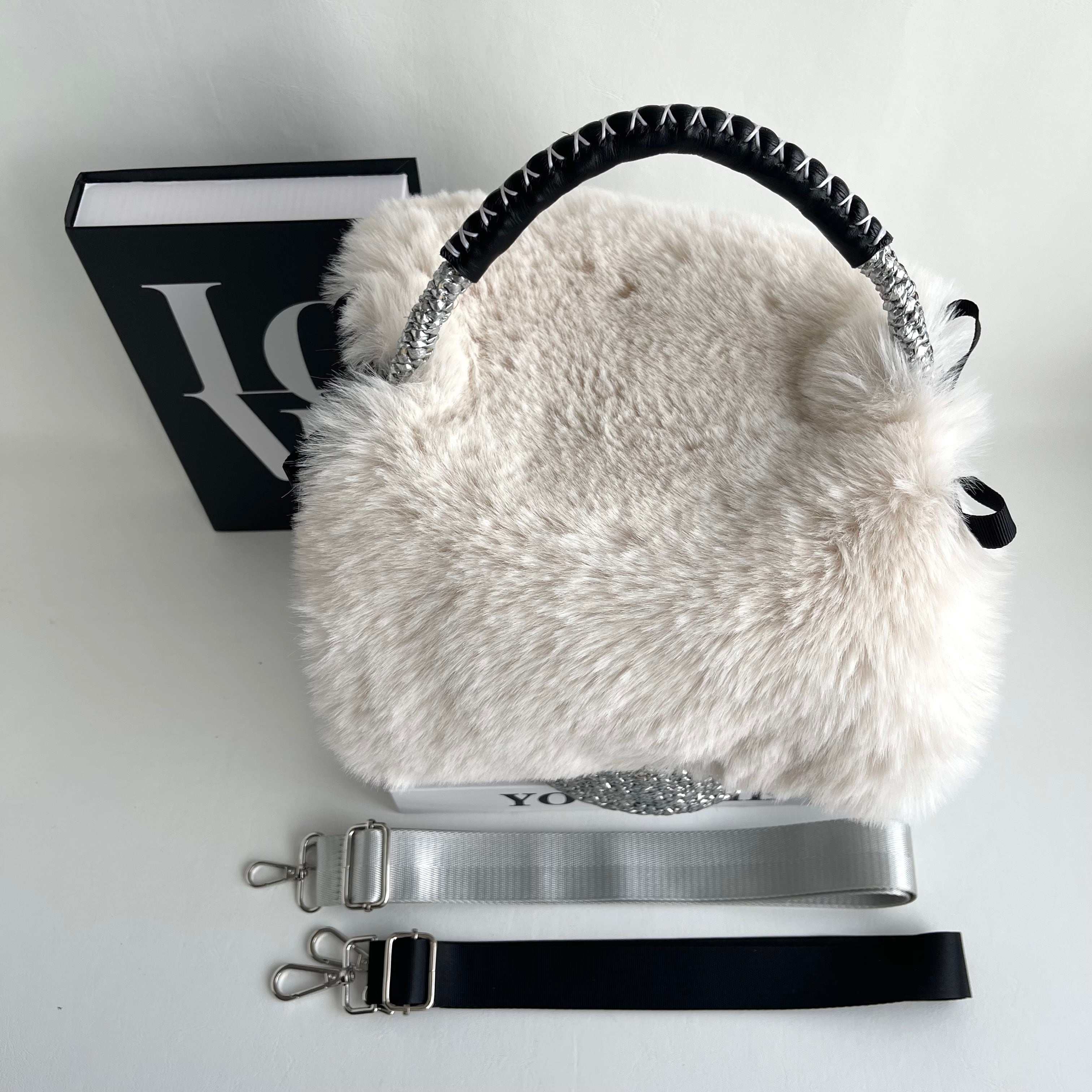 OVAL Shoulder Strap Kago-Bag / IVORY FLUFFY FUR | meong blue