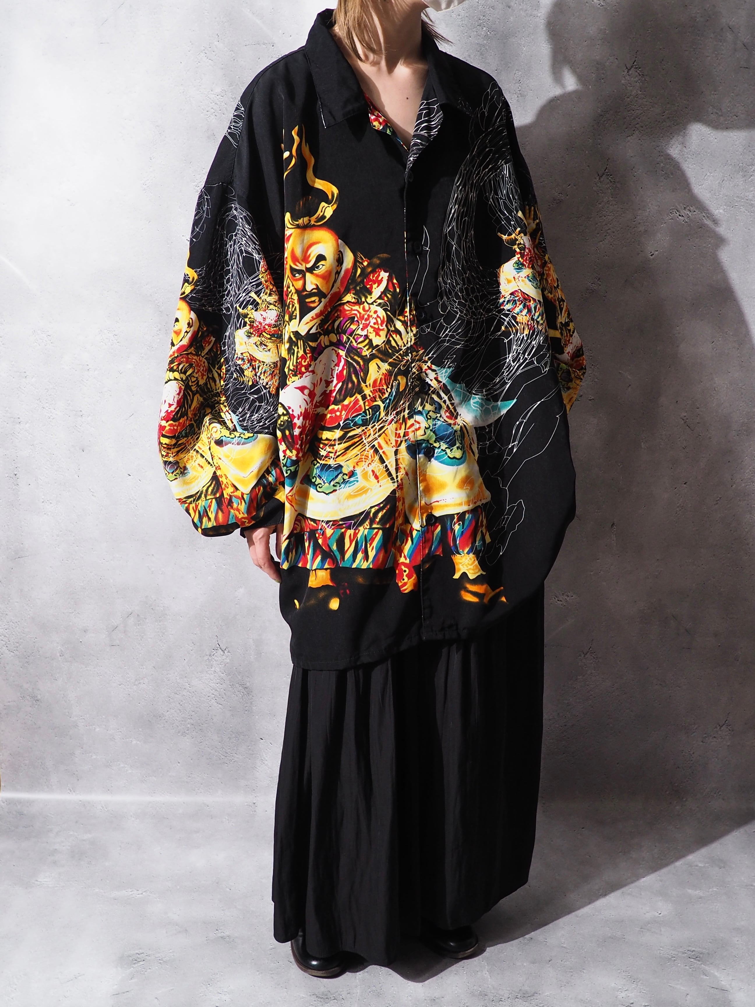 Richly colored soldier printed black open collar loose shirt