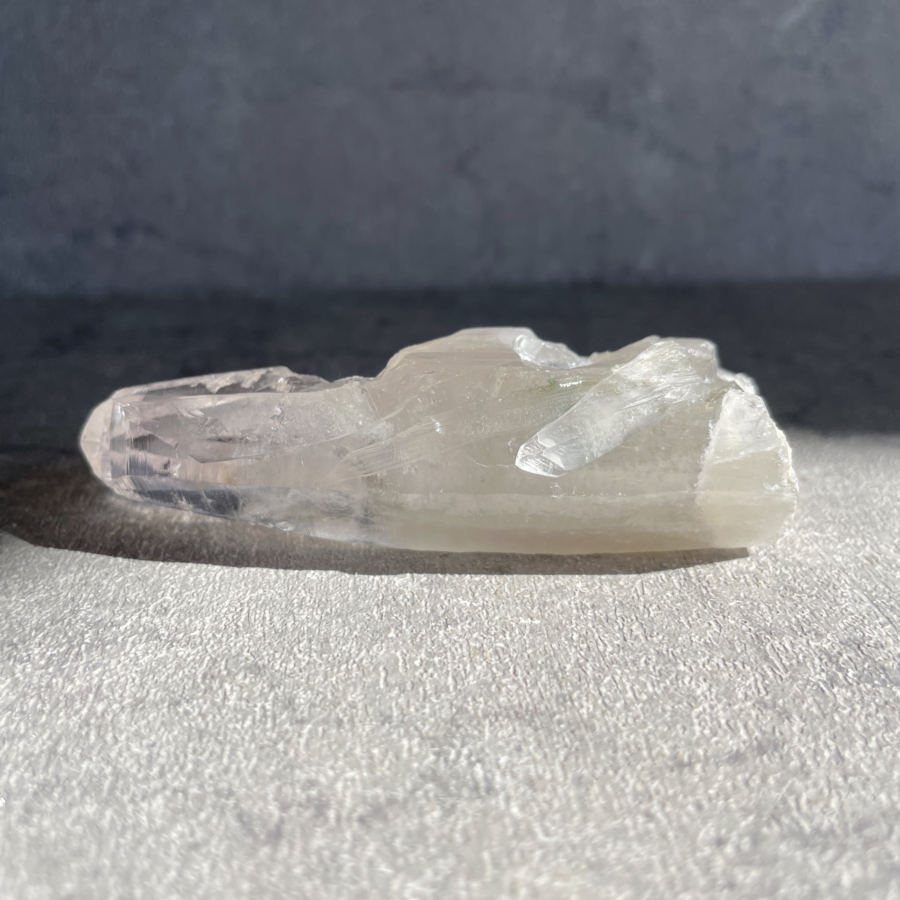 超レア　ガネーシュヒマール産　ヘマタイト付きクリスタル　ポイント 超レアガネーシュヒマール産ヘマタイト付きクリスタルポイント