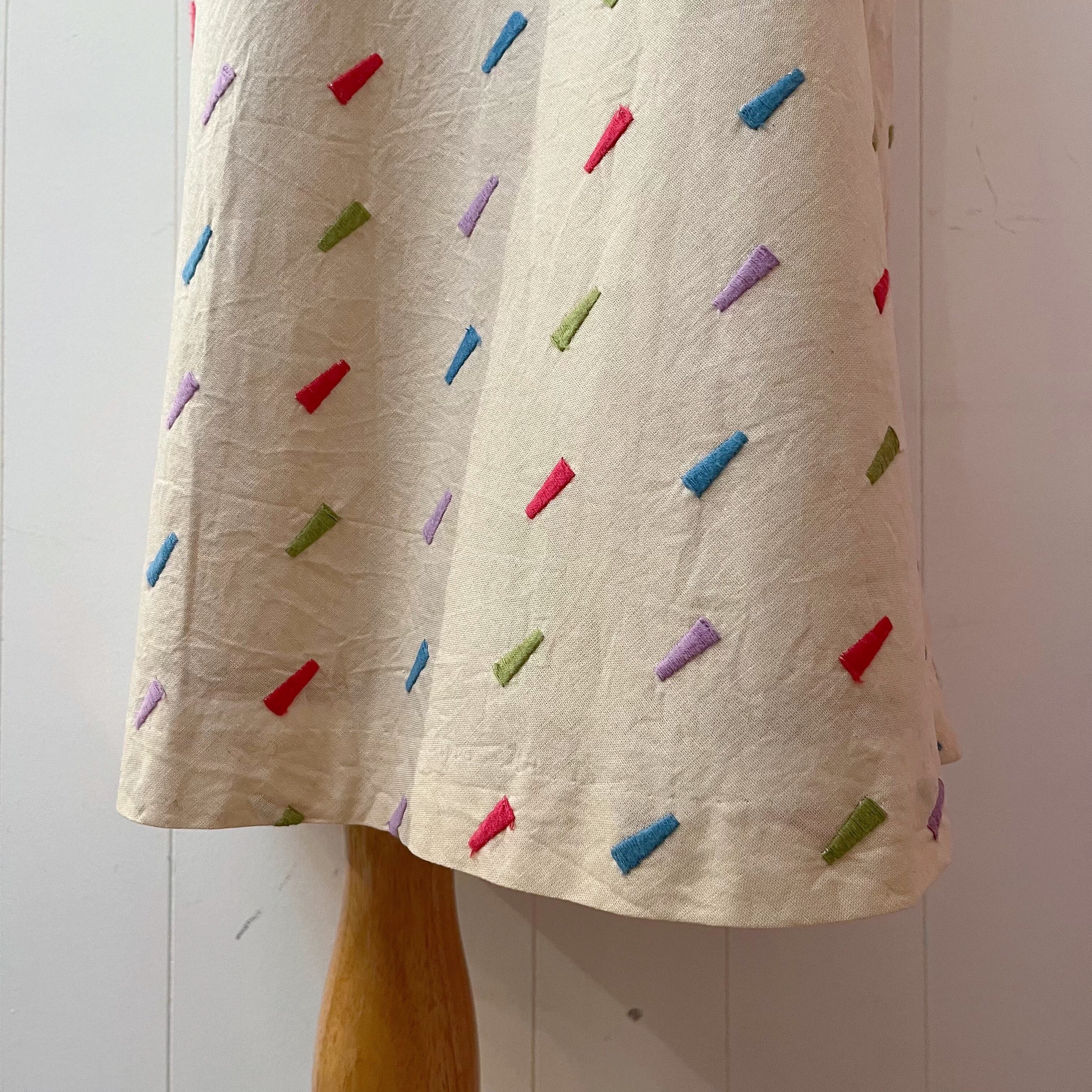 square embroidery semi tight skirt