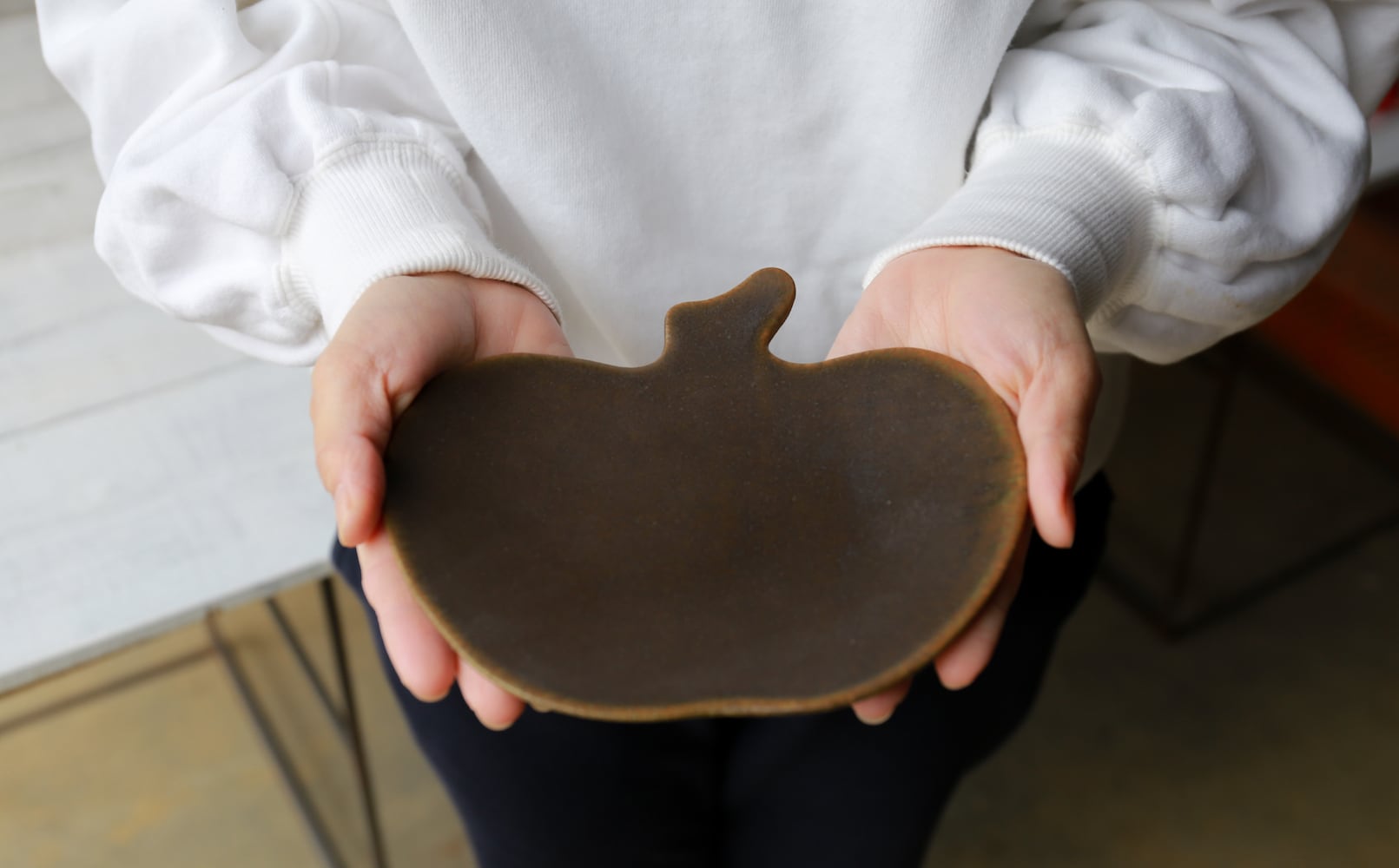 サビ釉 りんご皿 大 | 古谷製陶所