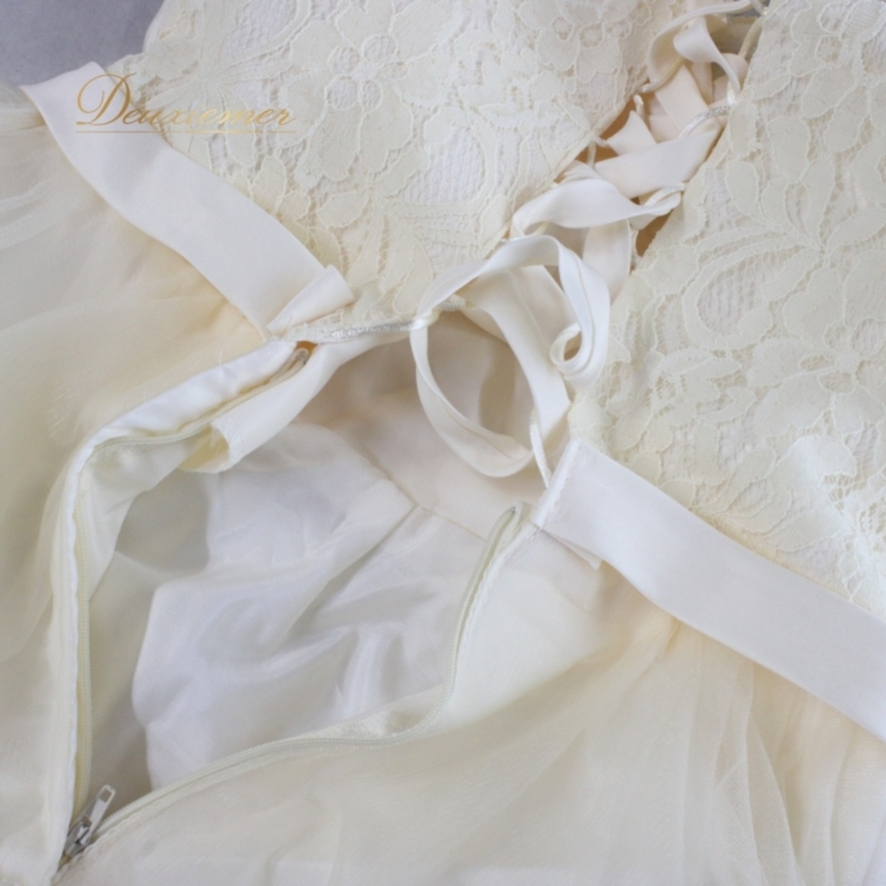 ドレス ワンピース 結婚式 二次会 演奏会 発表会 ピアノ パーティドレス ホワイト系 花柄 レース ノースリーブ ステージ衣装 カラオケ 温かみ アイボリー 洗練 存在感 フェミニン フォーマル ゆったり おしゃれ エレガント 結婚式用 パーティー用 かわいい おすすめ お出かけ 体型カバー アシンメトリー 可愛い装飾 謝恩会 学校行事 二次会服 ロマンティック 女子会