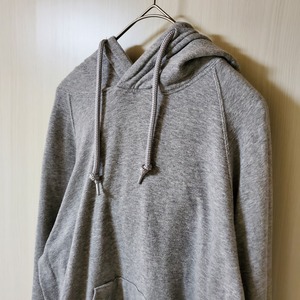 【USED】グレーパーカー　ワンポイント　柔らか素材