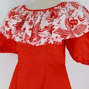 フラダンス 衣装 ワンピース ドレス レッド系 ハワイアンプリント ハワイアン アロハ フラ ダンス レッスン 練習 フラ ダンス サテン ホワイト系 赤 白 ウクレレ柄 魚柄 花柄 船柄 フリル 光沢 高級感 かわいい おしゃれ 華やか 鮮やか ドレスワンピース フラスタイル トロピカル リゾートファッション 春夏用 かわいいデザイン シンプル