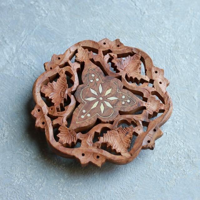 花形の味わい深い鍋敷き 7