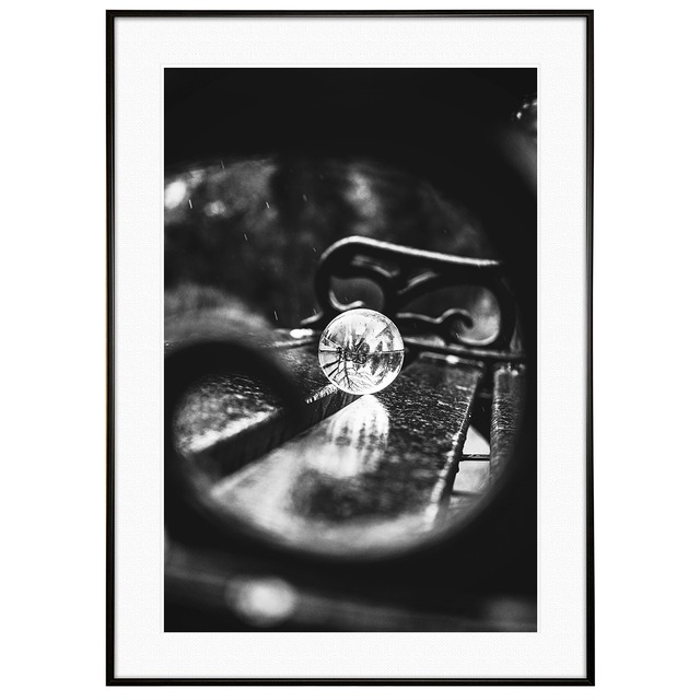 冬写真 公園のベンチに置かれたガラス玉 インテリアアートポスター額装 AS2589