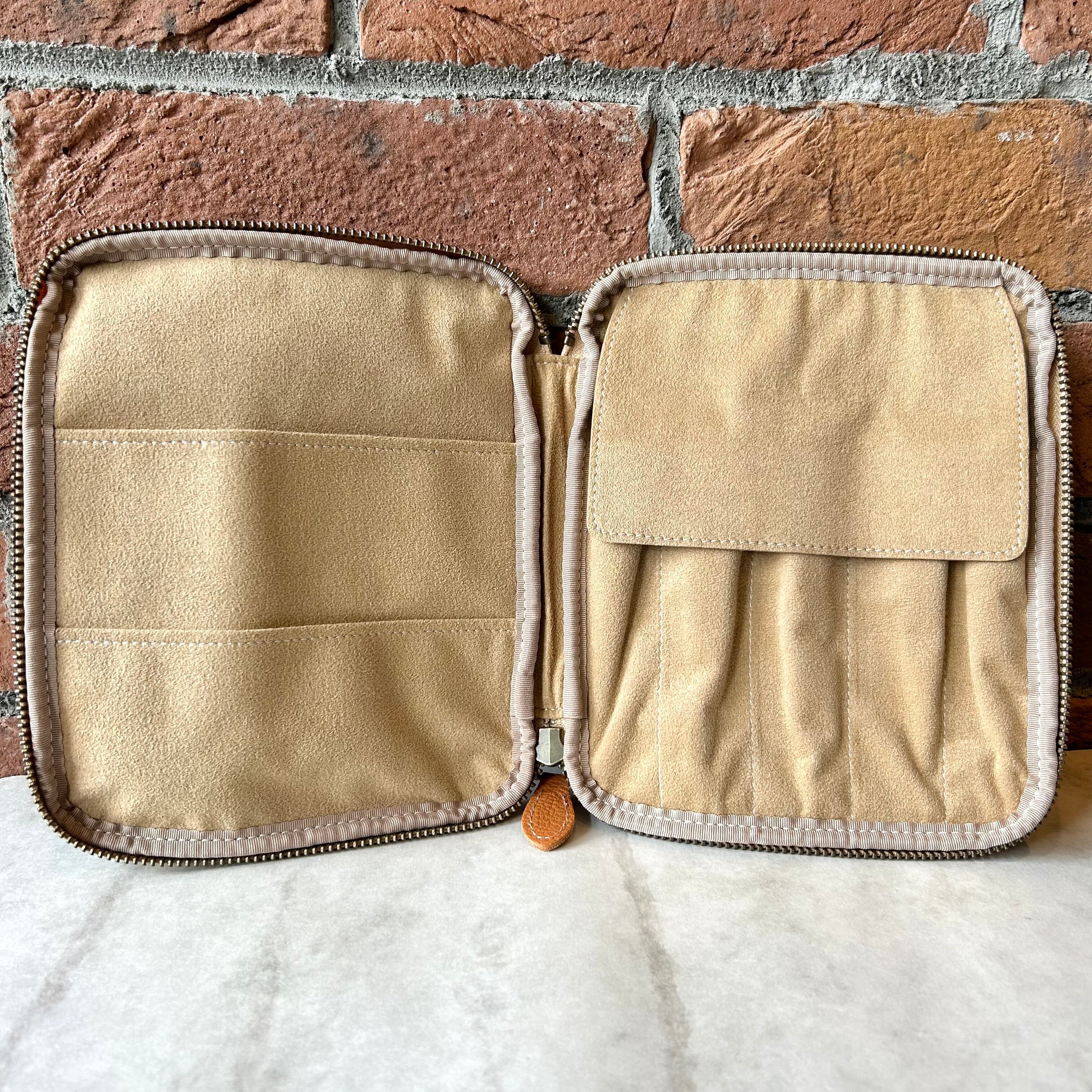 ＆Liebe「開くたび、ときめく 文具ポーチ（ぺブルヌメ革）」／5本差し