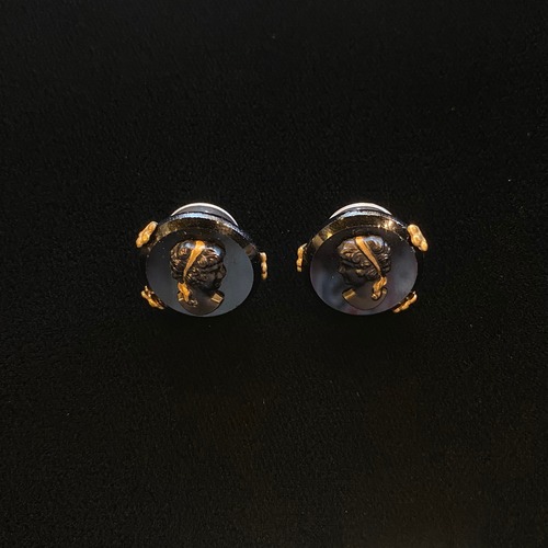 Black glass symmetric cameo earrings