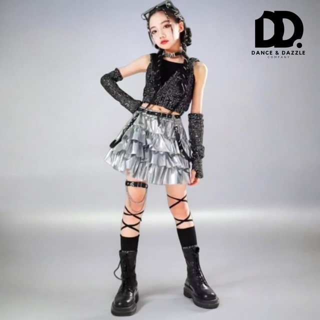 kpop×ストリート ラメグリッター セットアップ （フリルスカート× ブラックラメ フードトップス）│キッズダンス衣装 フリルスカート フードトップス キャミソール 黒 シルバー