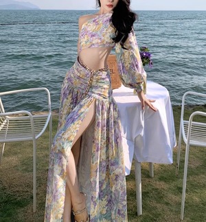 レディース ワンピース ロングワンピース ロング 長袖 ボリューム袖 ワンショルダー フレア 肌見せ チェーン ウエストマーク スリット 薄手 かわいい 大人可愛い おしゃれ アジアン エスニック エキゾチック ガーリー 個性的 クール エレガント 存在感 ラブリー キュート ロマンティック フェミニン ボヘミアン 花柄 フラワー 春 夏 秋 ロングシーズン 学生 デート イベント リゾート 旅行 海 ビーチ バカンス 韓国 オルチャン コーデ 美脚 脚長 プチプラ モテ インスタ映え S M L XL