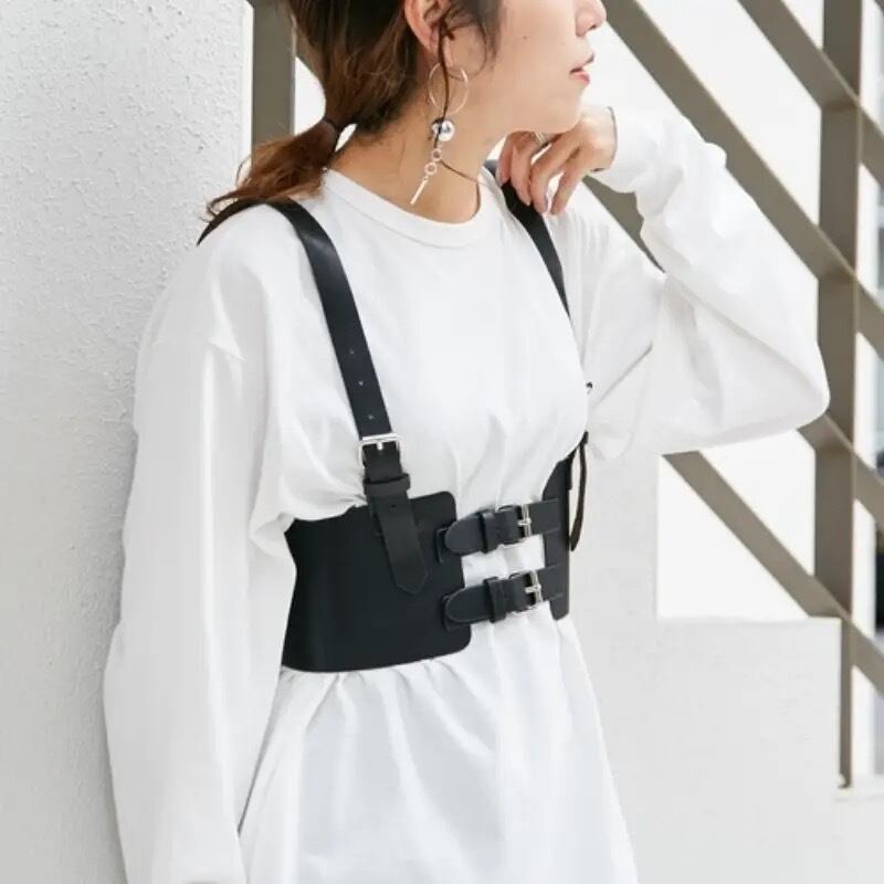 エコレザーバックルデザインビスチェ