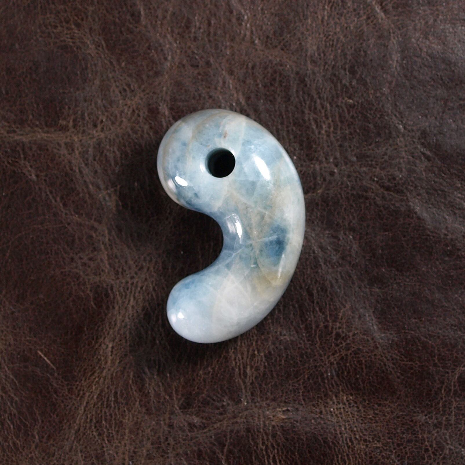 糸魚川翡翠 コン沢 青翡翠 勾玉 10.4g Itoigawa Blue Jadeite magatama